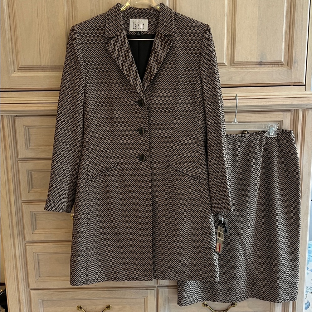 Le Suit Black and Tan Blazer and Skirt Set